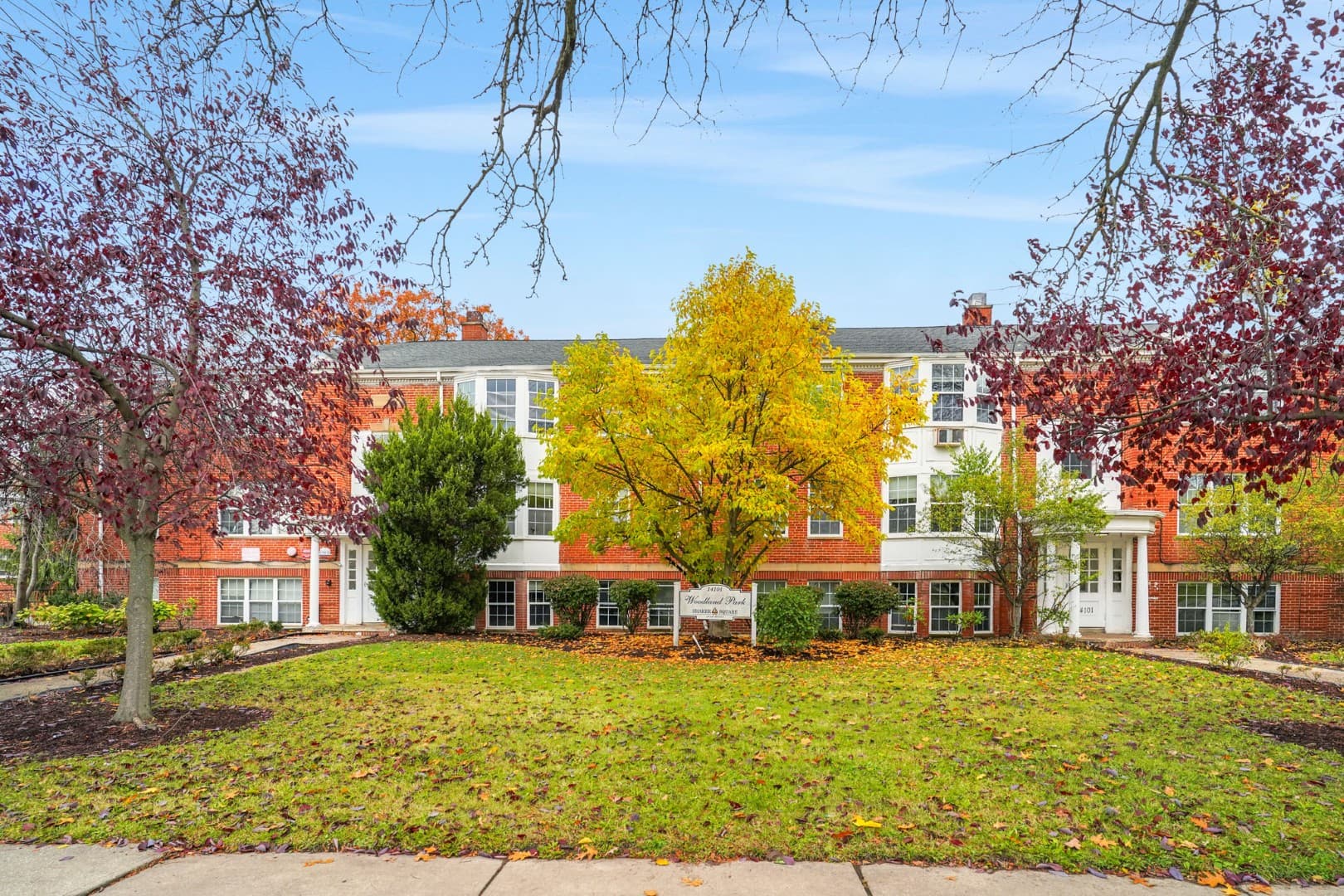 Colonial-revival apartment building on South Woodland Road